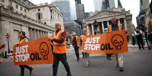 Los viajeros enojados desatan a los manifestantes climáticos que bloquean el tráfico mientras la policía observa 4 Protestas climáticas en Londres