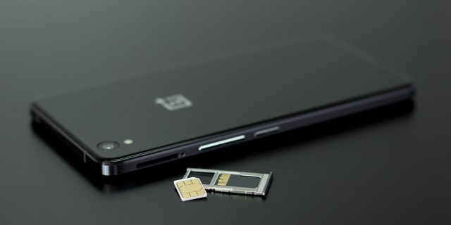 Yanında sim kartı olan Android telefon.