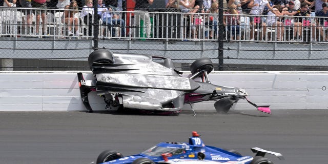 Penske Entertainment заменяет автомобиль фаната, поврежденный слетевшей шиной, на Indy 500 2 Автомобильные аварии Кайла Кирквуда