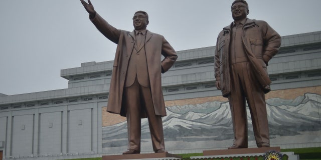 Statues of Kim Il Sung and Kim Jong Il
