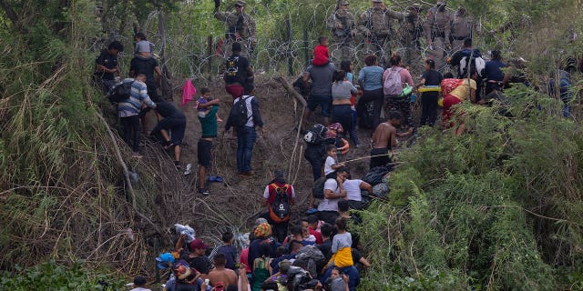 migrants speak to texas national guard