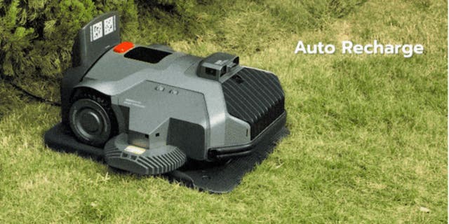 Yeşil sarı çimenlerin üzerinde LawnMeister