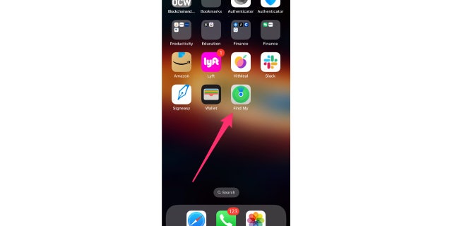 Telefonumu Bul uygulamasını gösteren bir ok ile ana ekranın ekran görüntüsü.