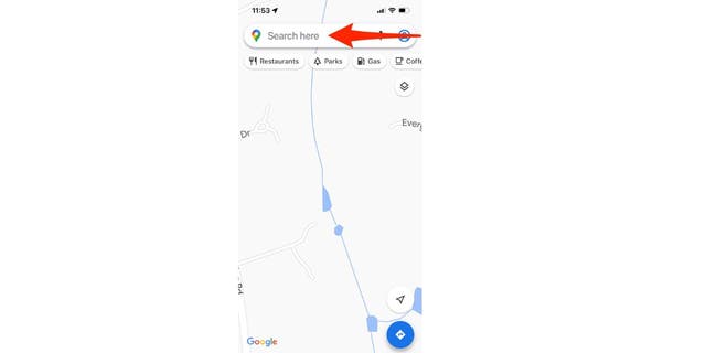 Afbeelding van Google Maps op een telefoonzoekbalk en een rode pijl die naar de balk wijst