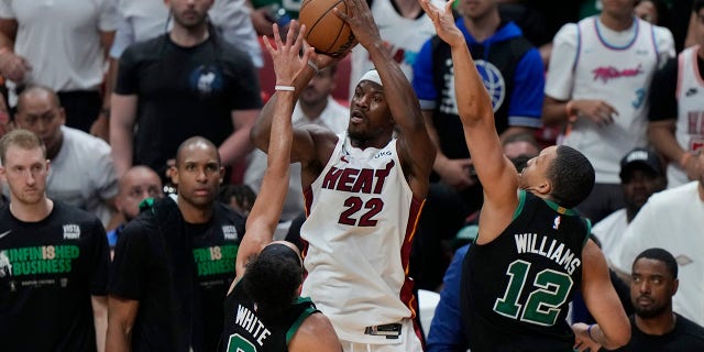 Jimmy Butler shoots