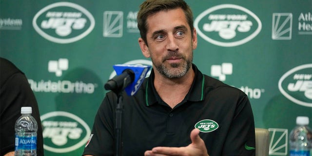 Aaron Rodgers habla con los medios