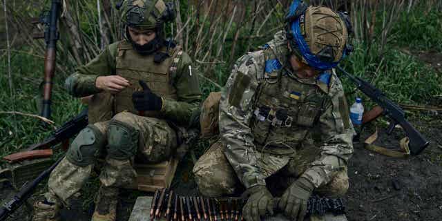 Ukrainian soldiers prepare