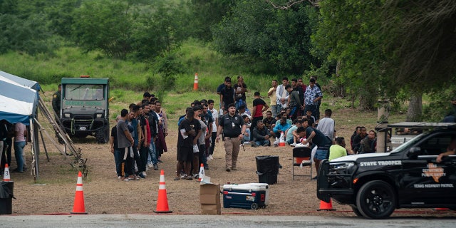 Migrantes hacen fila en la frontera de Brownsville