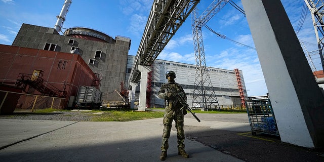La central nuclear de Zaporizhzhia está custodiada por un soldado ruso