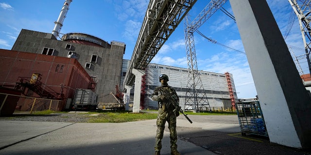 Rusia evacua la región de Ucrania, que incluye la planta nuclear más grande de Europa 4 La central nuclear de Zaporizhzhia está custodiada por un soldado ruso