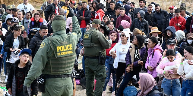 دورية الحدود توزع الأساور على مجموعة كبيرة من المهاجرين