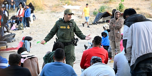 Border Patrol agent addresses migrants