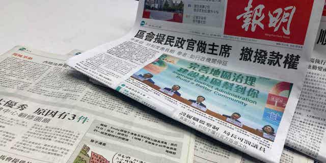Un periódico de Hong Kong dejará de publicar la obra del caricaturista político tras las viñetas antigubernamentales 4 Copias del periódico en chino Ming Pao