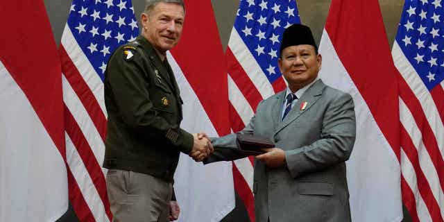 El Jefe de Estado Mayor del Ejército de EE. UU. se reúne con el principal funcionario de defensa de Indonesia para impulsar lazos de seguridad más fuertes 4 Jefe de Estado Mayor del Ejército de los EE. UU. General James McConville