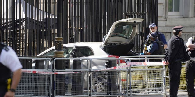Un automóvil choca contra la puerta de la casa del primer ministro británico y un hombre es arrestado 4 derribando