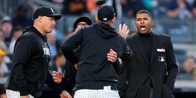 Aaron Boone argues with an umpire