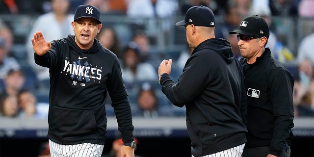 Aaron Boone argues with the referee