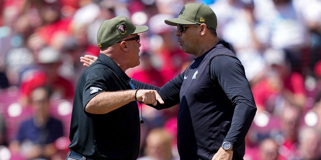 Aaron Boone argues with umpire