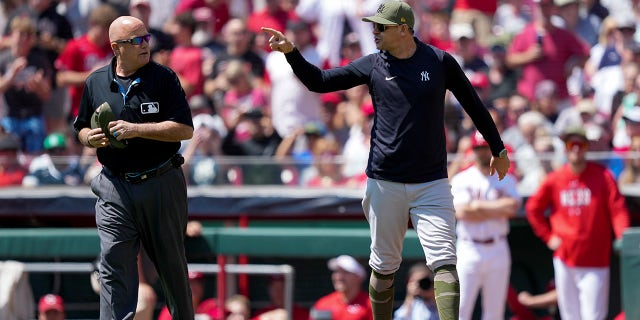 Aaron Boone argues with umpire