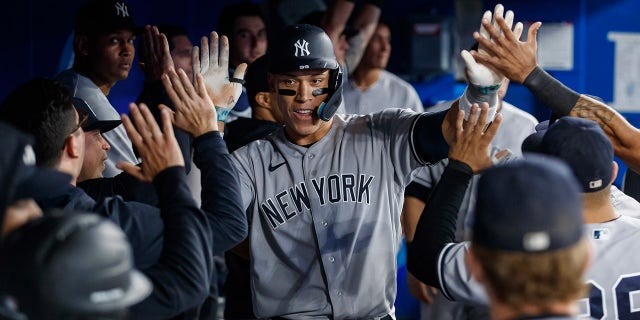 Aaron Judge celebra el jonrón