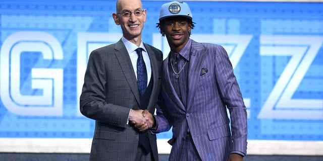 Adam Silver y Ja Morant posan durante el Draft de la NBA