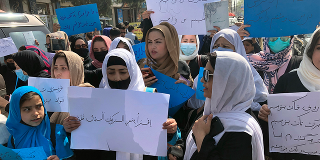 Mujeres afganas protestan