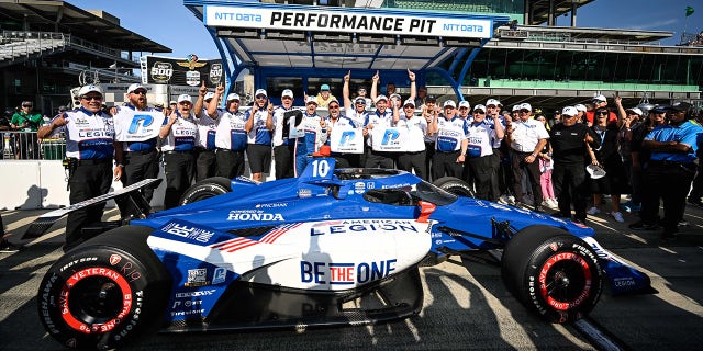 Alex Palou and team celebrate