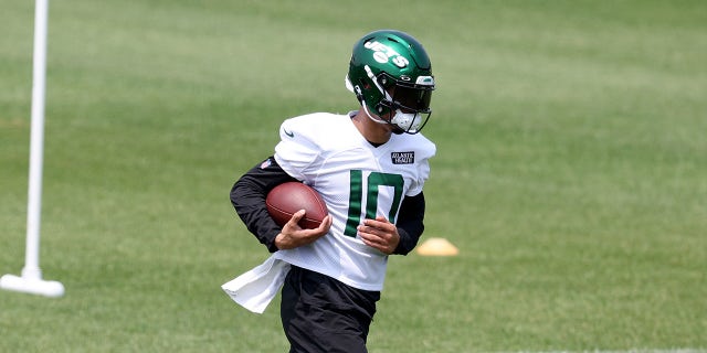Allen Lazard runs with ball
