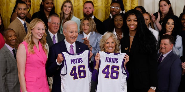 El presidente Joe Biden y la primera dama Jill Biden posan para los fotógrafos con los LSU Tigers