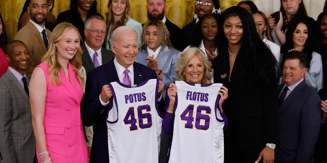 El presidente Joe Biden y la primera dama Jill Biden posan para los fotógrafos con los LSU Tigers