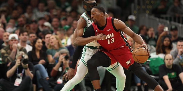 Bam Adebayo abandona a Jaylen Brown