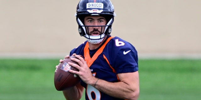 Ben DiNucci en el campamento de los Broncos