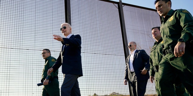 O presidente Joe Biden caminha ao longo de um trecho da fronteira EUA-México