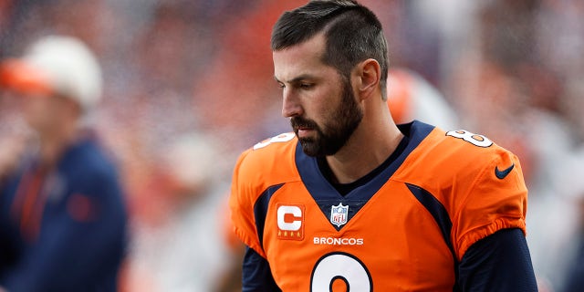 Brandon McManus observa en el campo