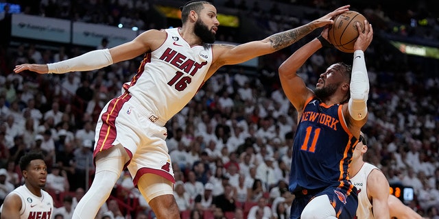 Los jugadores del Miami Heat intentan bloquear un tiro