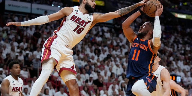 Los jugadores del Miami Heat intentan bloquear un tiro