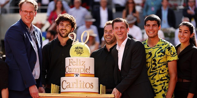 Carlos Alcaraz gets a birthday cake