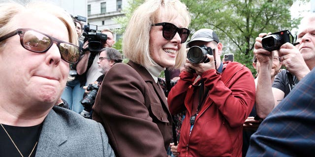 E. Jean Carroll sale de un juzgado de Manhattan