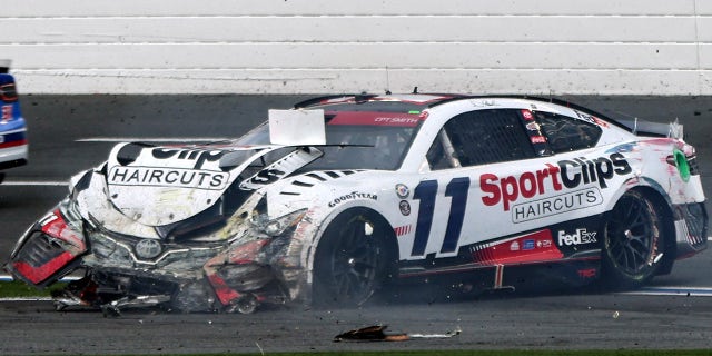 Denny Hamlin con un coche destrozado