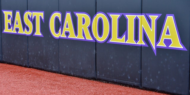 Logotipo de East Carolina en el acolchado