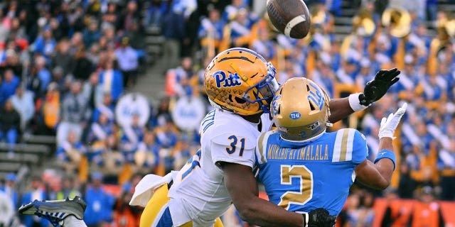 Jaguars draft pick Erick Hallett sent team's phone calls to voicemail 2 Erick Hallett defends the ball