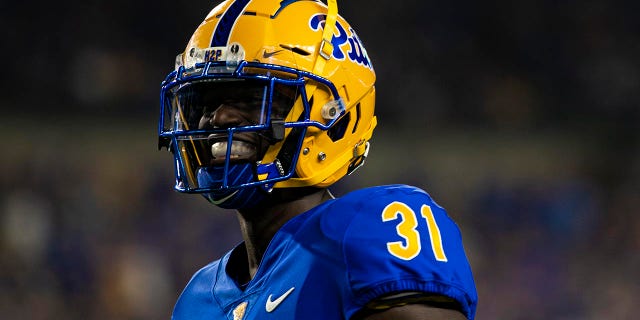 Jaguars draft pick Erick Hallett sent team's phone calls to voicemail 4 Erick Hallett vs West Virginia