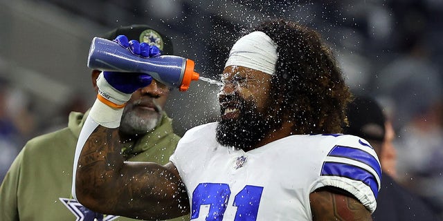 Ezekiel Elliott sprays his face