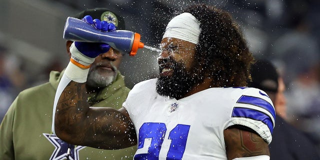 Ezekiel Elliott sprays his face