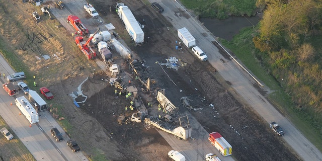 Illinois Interstate Crash Involving 72 Vehicles Leaves Six Dead More   FvGL0fNWwAANdDj1 