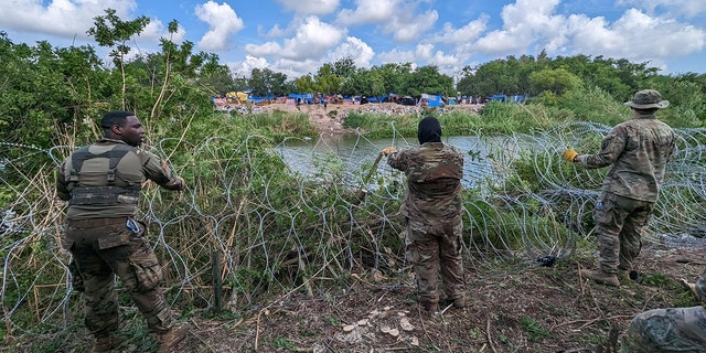 Troops installing wire at Texas-Mexico border