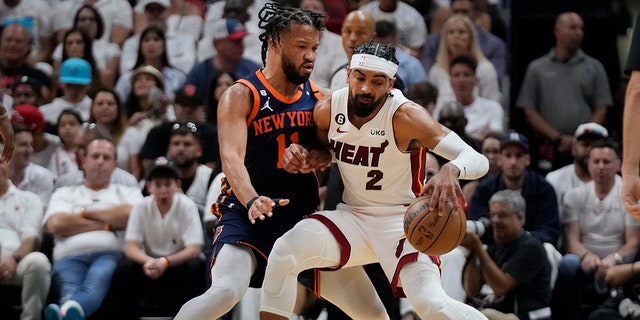 Miami Heat-spelers bewaken een speler van de New York Knicks