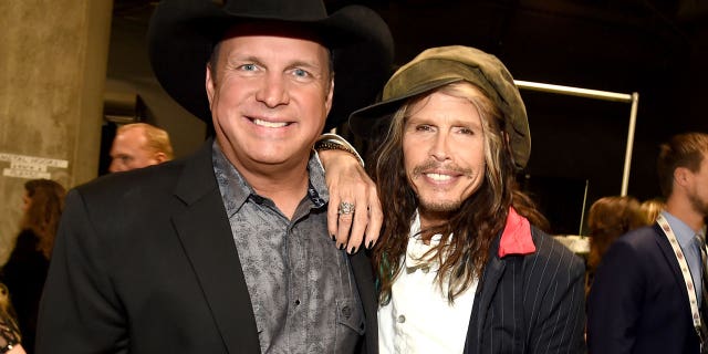 Garth Brooks and Steven Tyler pose for a photo