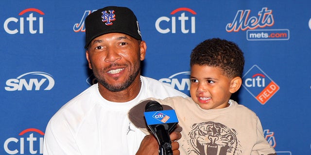Gary Sheffield with son, Noah, after hitting 500th home run