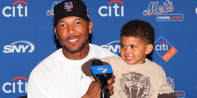 Gary Sheffield con su hijo, Noah, después de batear el jonrón 500